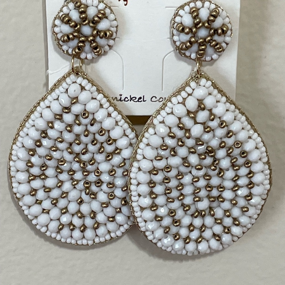 ❤️JUST IN!❤️ Daria White and Gold Beaded Teardrop Earrings